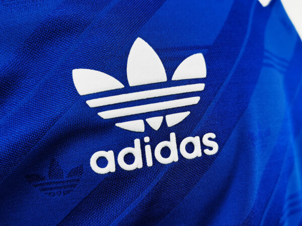 Camiseta Manchester United 1985 Local - detalle patrocinador SHARP