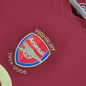 Camiseta Arsenal 2005/2006 Retro Local - detalle texto 'HIGHBURY' izquierdo