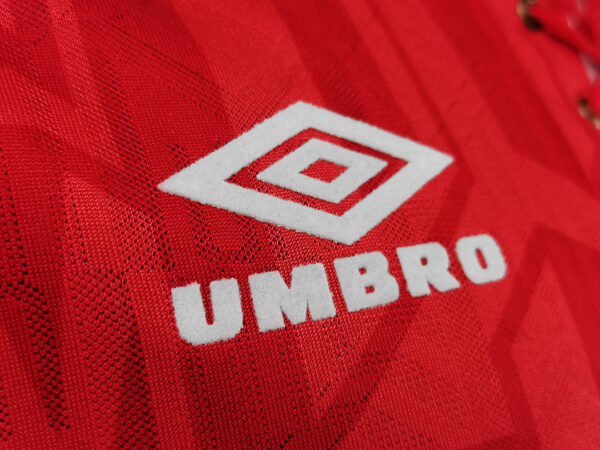 Camiseta Manchester United 1994/96 Local Retro - detalle patrocinador SHARP