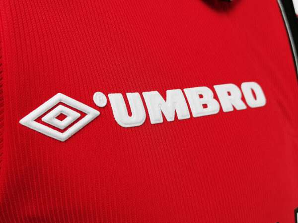 Camiseta Manchester United 2000/02 Retro Local Manga Larga - detalle puño de manga
