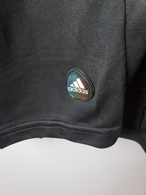 Camiseta Real Madrid 2010/11 Visita Manga Larga - vista de la manga izquierda con detalle de costuras