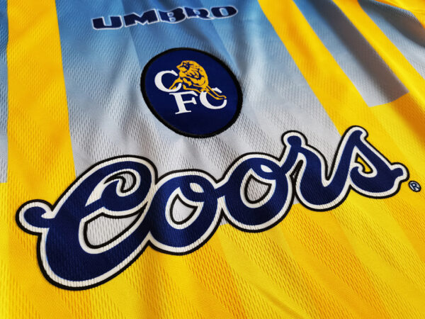 Camiseta Chelsea 1997/98 Retro Visita - detalle logo Umbro en el cuello