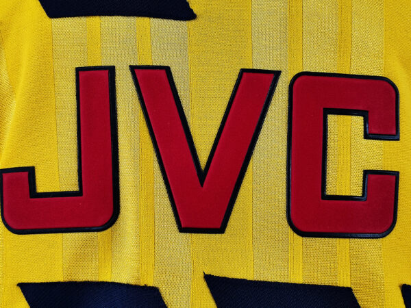 Camiseta Arsenal 1999 Retro Visita - detalle patrocinador JVC