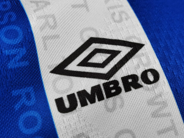 Camiseta Manchester United 1985 Visita Retro - detalle franjas azules y blancas