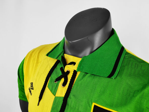 Camiseta Manchester United 1986 Retro Alternativa - detalle del diseño en verde y amarillo