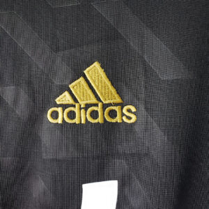 Camiseta Real Madrid 2010/11 Visita Manga Larga - detalle del patrón texturizado de la tela
