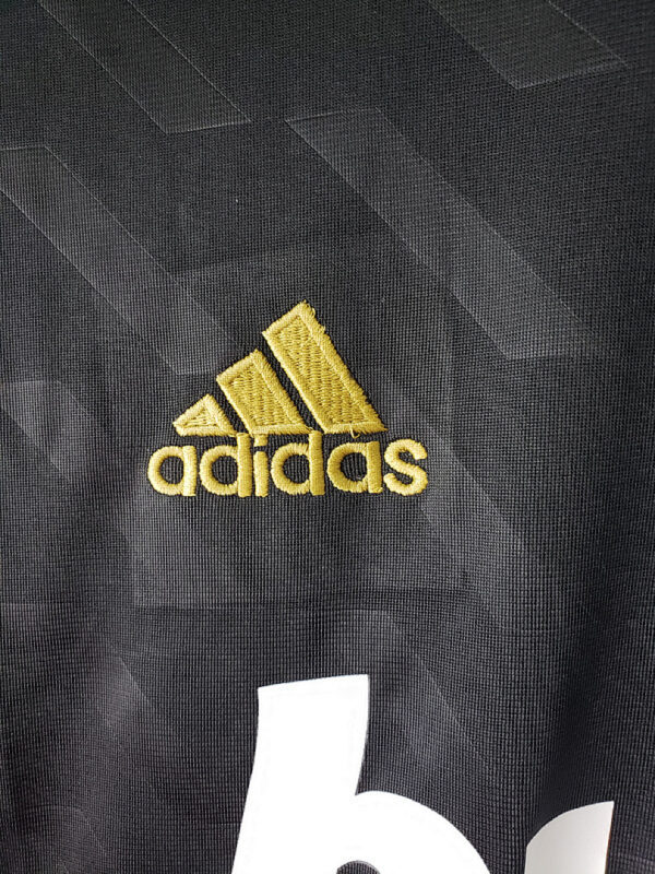Camiseta Real Madrid 2010/11 Visita Manga Larga - detalle del patrón texturizado de la tela