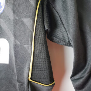 Camiseta Real Madrid 2010/11 Visita Manga Larga - vista del cuello redondo con ribete dorado