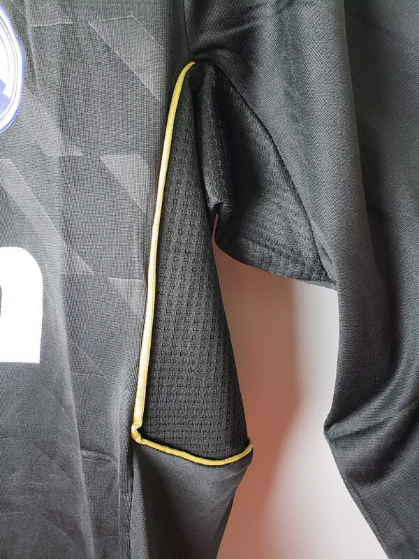 Camiseta Real Madrid 2010/11 Visita Manga Larga - vista del cuello redondo con ribete dorado
