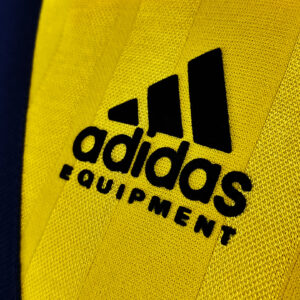 Camiseta Arsenal 1999 Retro Visita - detalle manga