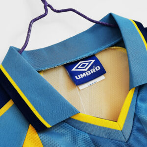 Camiseta Chelsea 1997/98 Retro Visita - detalle logo Chelsea FC en la parte inferior
