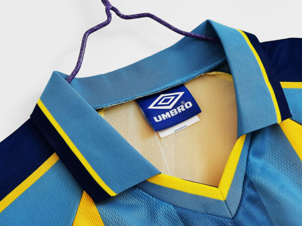 Camiseta Chelsea 1997/98 Retro Visita - detalle logo Chelsea FC en la parte inferior