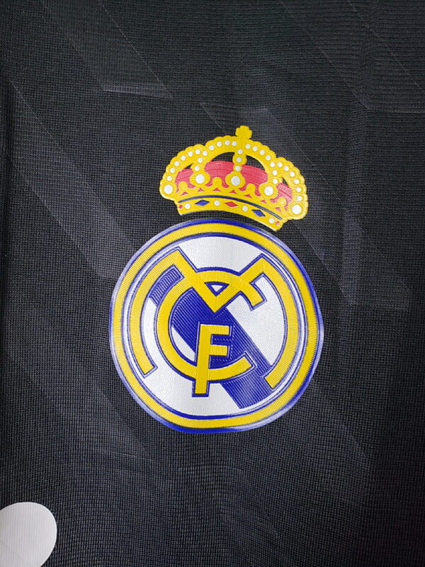 Camiseta Real Madrid 2010/11 Visita Manga Larga - detalle del logo de La Liga en la manga
