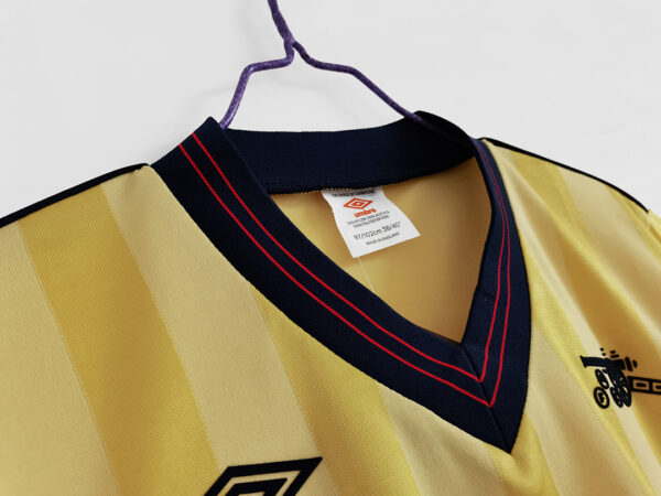 Camiseta Arsenal 1995 Retro Visita - vista de la parte inferior de la camiseta
