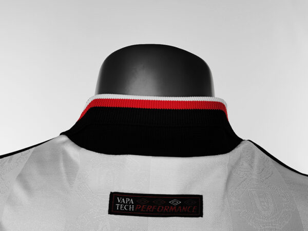 Camiseta Manchester United 1994/1996 Retro Local - vista frontal en maniquí