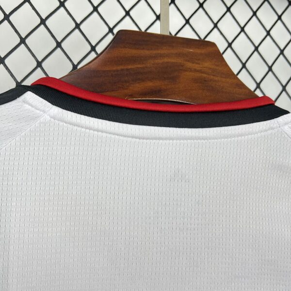 Camiseta Alemania Mundial 2026 Pre-Partido Manga Larga - detalle franjas