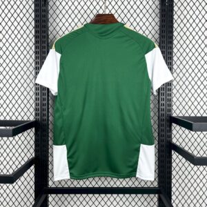Camiseta Italia Mundial 2026 Pre-Partido Tiro 1 - detalle escudo y logo Adidas
