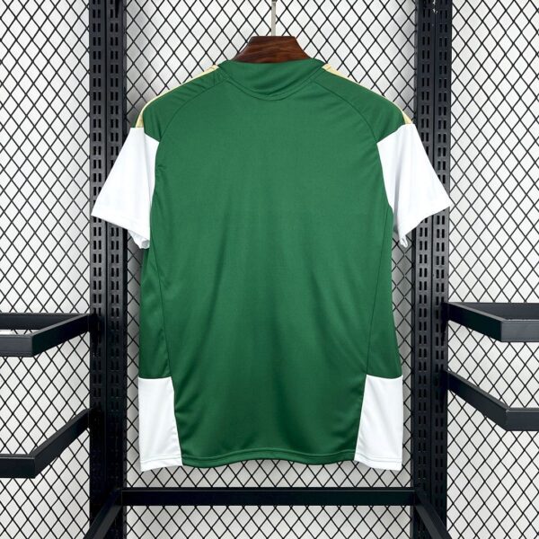 Camiseta Italia Mundial 2026 Pre-Partido Tiro 1 - detalle escudo y logo Adidas