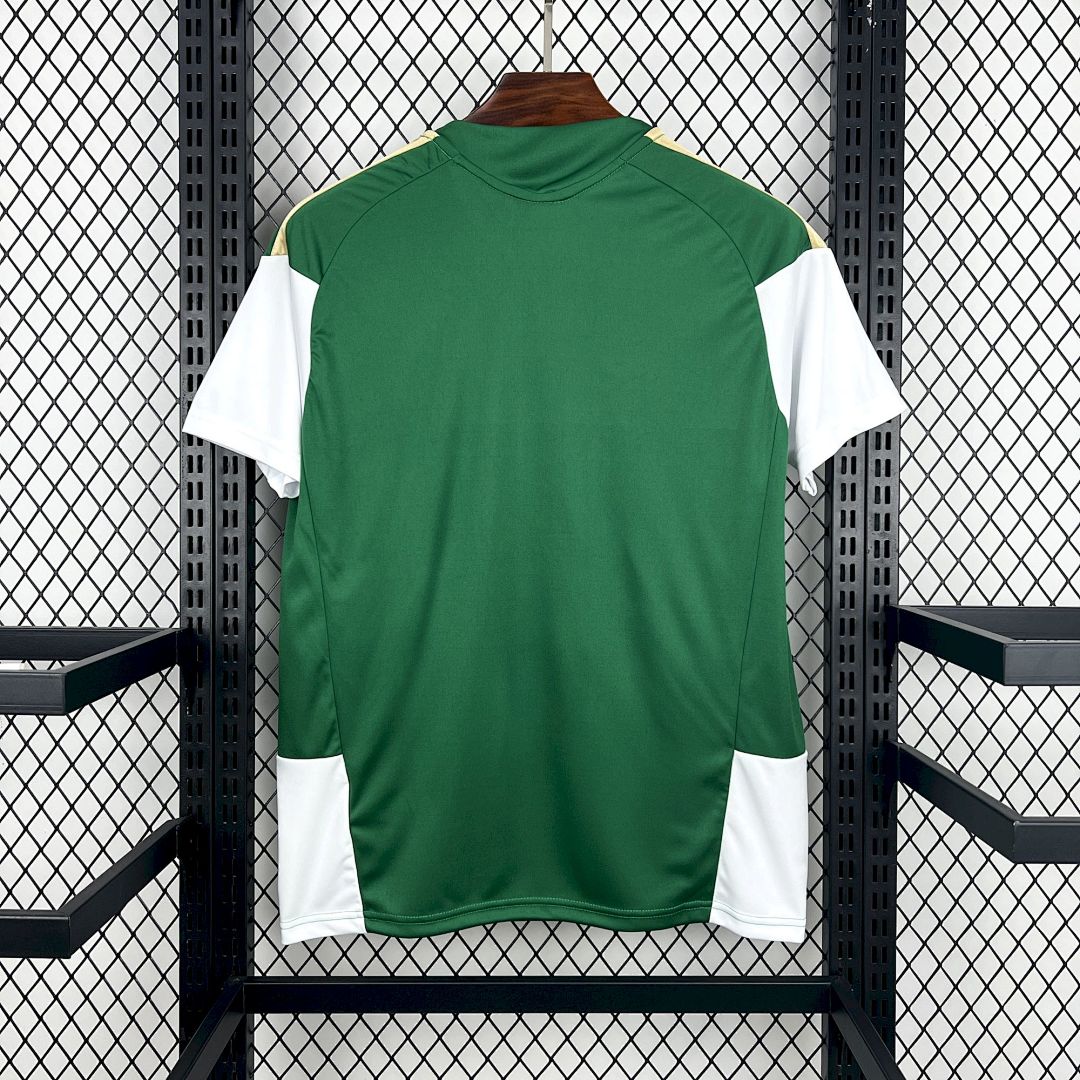 Camiseta Italia Mundial 2026 Pre-Partido Tiro 1 - detalle escudo y logo Adidas