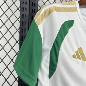 Camiseta Italia Mundial 2026 Visita - detalle del diseño lateral