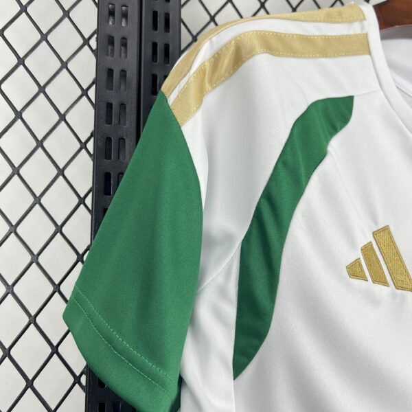 Camiseta Italia Mundial 2026 Visita - detalle del diseño lateral