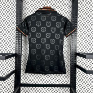 Camiseta Portugal Mundial 2026 Visita Niño - detalle escudo