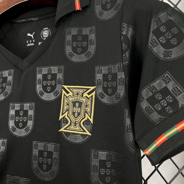 Camiseta Portugal Mundial 2026 Visita Niño - detalle cuello y logo Puma