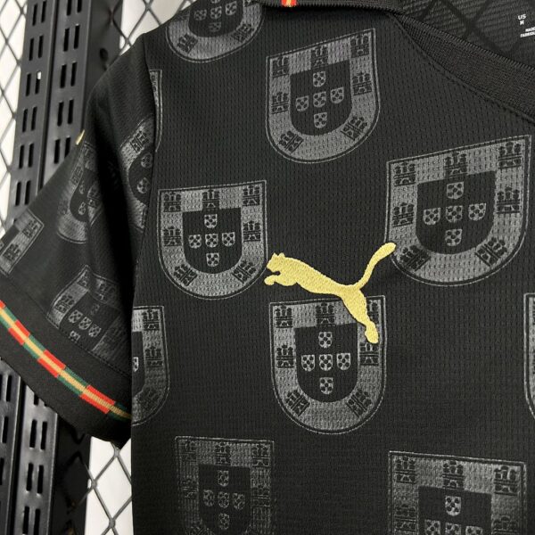 Camiseta Portugal Mundial 2026 Visita Niño - detalle patrón de escudos