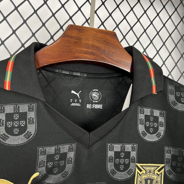 Camiseta Portugal Mundial 2026 Visita Niño - detalle bajo de camiseta