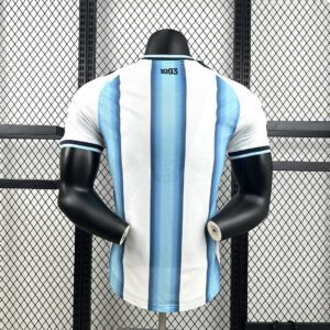 Camiseta Argentina Mundial 2026 Local Version Jugador - detalle del escudo AFA y tres estrellas