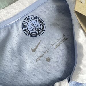 Camiseta Uruguay Mundial 2026 Local Mujer - detalle escudo