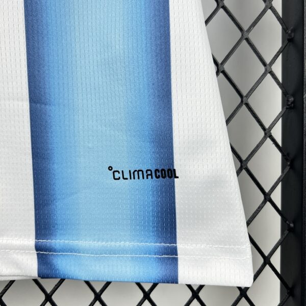 Camiseta Argentina Mundial 2026 Local Version Jugador - detalle manga y puño
