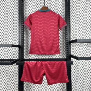 Camiseta Portugal Mundial 2026 Local Niño - detalle escudo