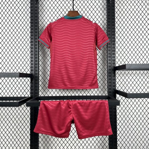 Camiseta Portugal Mundial 2026 Local Niño - detalle escudo