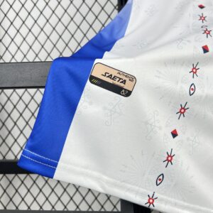 Camiseta Haiti Mundial 2026 Local - detalle logo SAETA