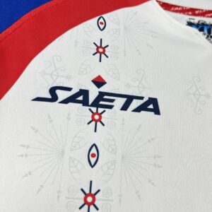 Camiseta Haiti Mundial 2026 Local - detalle franja roja hombro