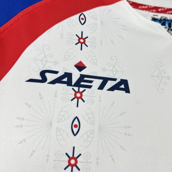 Camiseta Haiti Mundial 2026 Local - detalle franja roja hombro