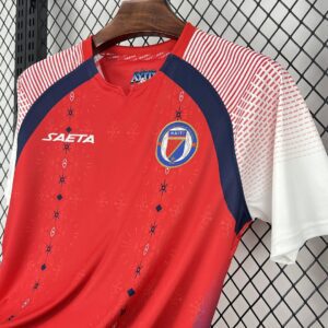 Camiseta Haití Mundial 2026 Local - detalle logo SAETA