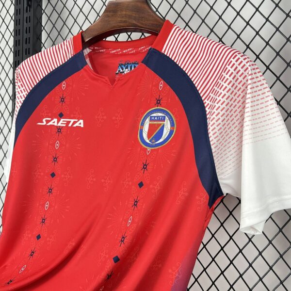Camiseta Haití Mundial 2026 Local - detalle logo SAETA