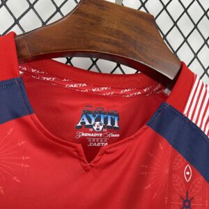 Camiseta Haití Mundial 2026 Local - detalle dobladillo