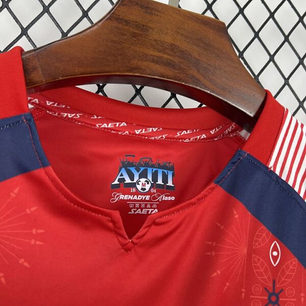 Camiseta Haití Mundial 2026 Local - detalle dobladillo