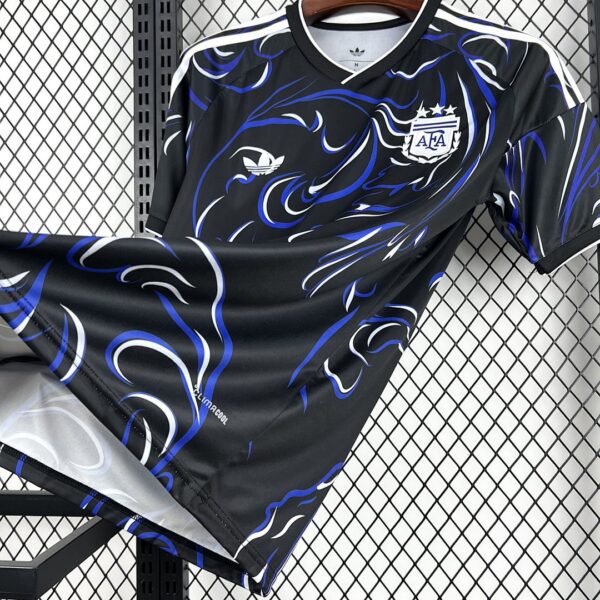 Camiseta Argentina Mundial 2026 Pre-Partido - detalle logo Adidas