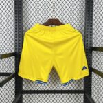 Shorts Suecia Mundial 2026 Local - detalle de la etiqueta Adidas y talla M