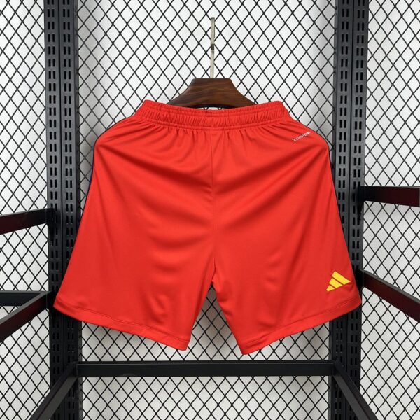 Shorts España Mundial 2026 Local - detalle lateral izquierdo con escudo