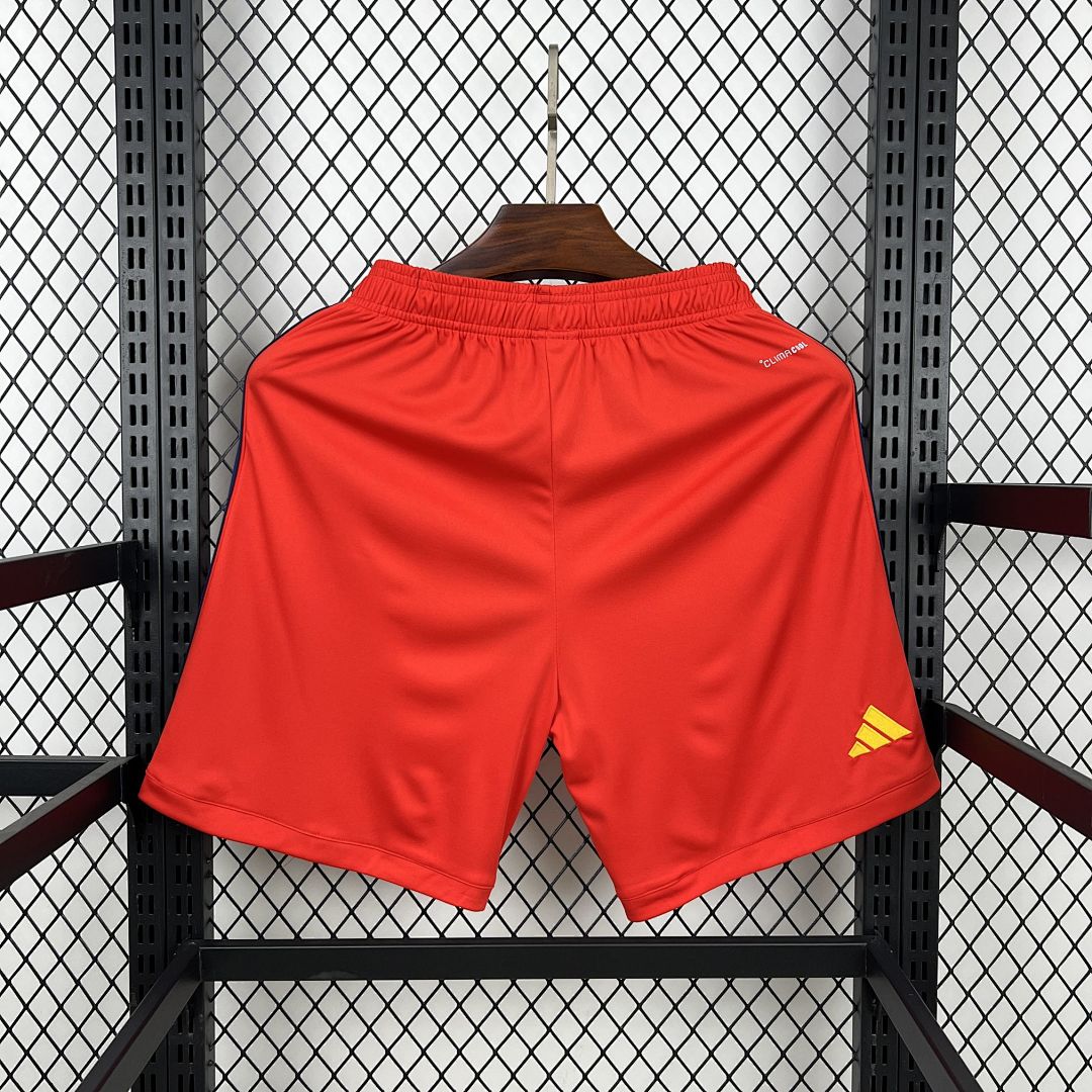 Shorts España Mundial 2026 Local - detalle lateral izquierdo con escudo