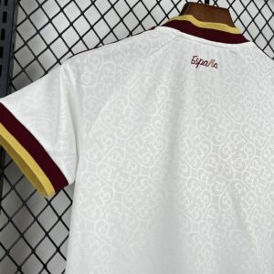 Camiseta España Mundial 2026 Retro Local - detalle escudo de la camiseta