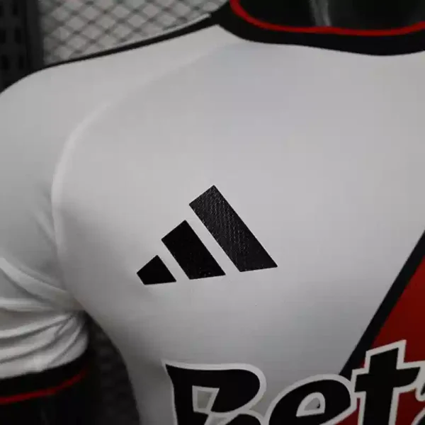 Camiseta River Plate 2026/27 Edición Especial Blanca - detalle escudo