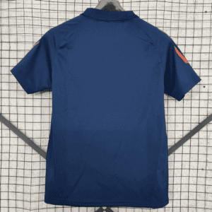 Polo Universidad de Chile 2025/2026 - detalle escudo y logo