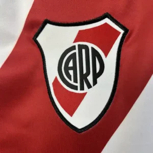 Camiseta River Plate 2025/26 Local - detalle escudo