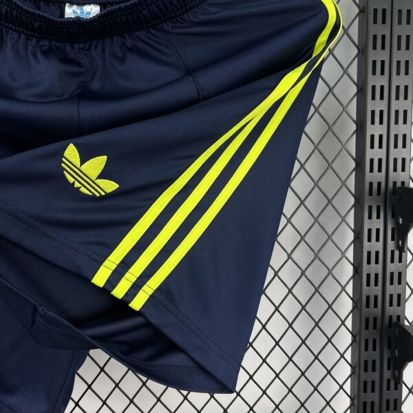 Shorts Adidas Retro Azul Marino - detalle escudo balón